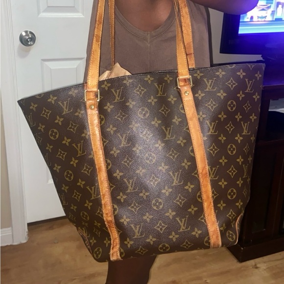 Authentic Louis Vuitton very nice bag. I have had it a while not using … - Picture 16 of 16